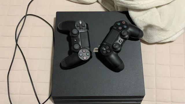 Vende-se PS4 PRO - 1 TB + 2 controles