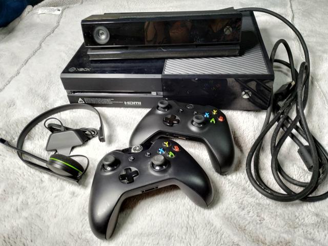 Xbox One 500gb com 2 controles + Kinect