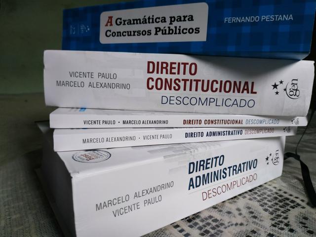 Livros de direito e português para concursos