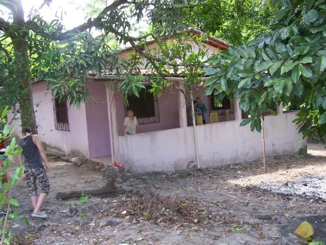 vendo uma casa com chácara 2 q suite.