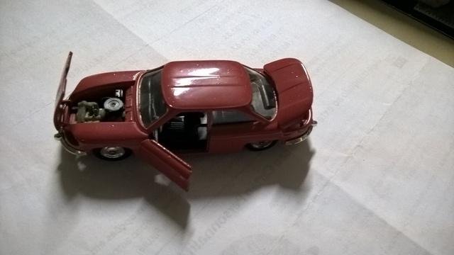 miniatura do carro Panhard carroceria de aço vermelha