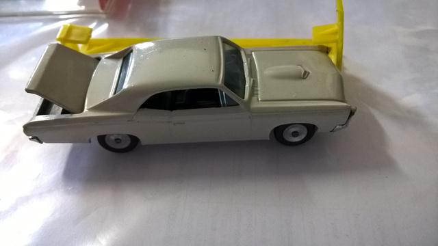 miniatura do carro Pontiac GTO carroceria de aço branco