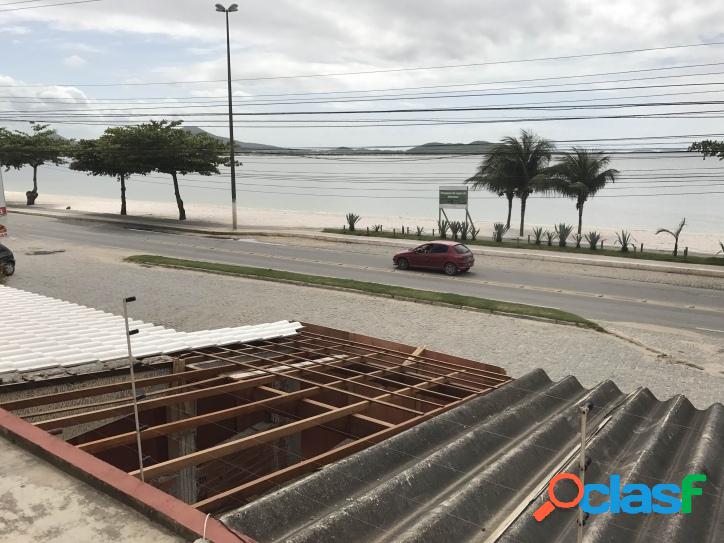 APARTAMENTO REFORMADO DE FRENTE PARA A PRAIA EM IGUABA