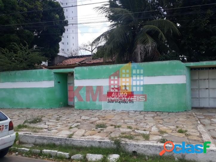 Aluga-se ou vende-se casa com amplo terreno na Amaro Duarte