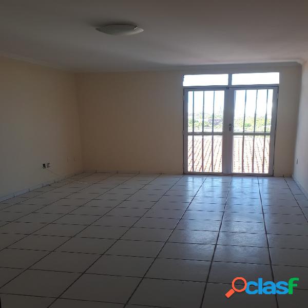 Apartamento em Candelária - Condomínio Roberto Chaves