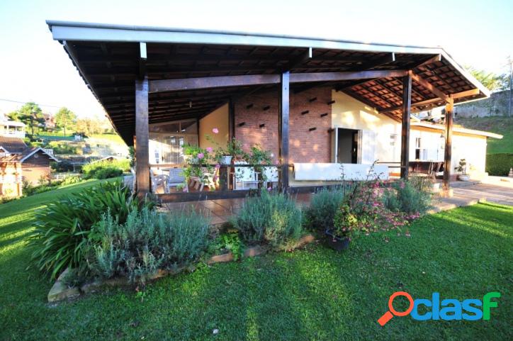 Casa em Campos do Jordão com linda Vista.