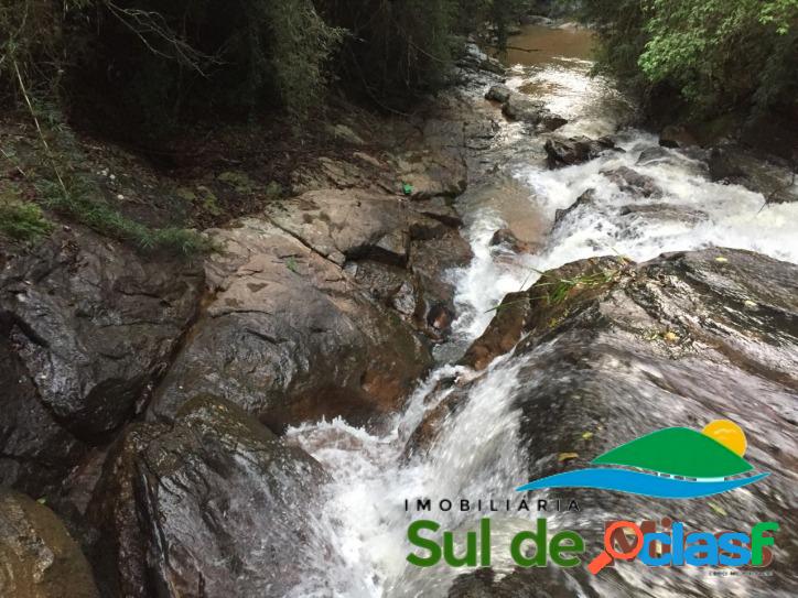 Sitio Malhavilhoso á Venda com cachoeira