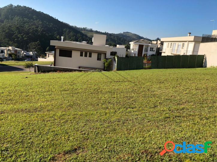 Terreno com 420m², condomínio moderno