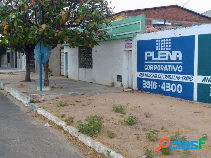 Vende-se Casa com Amplo terreno na Rua Pedro Velho bom para