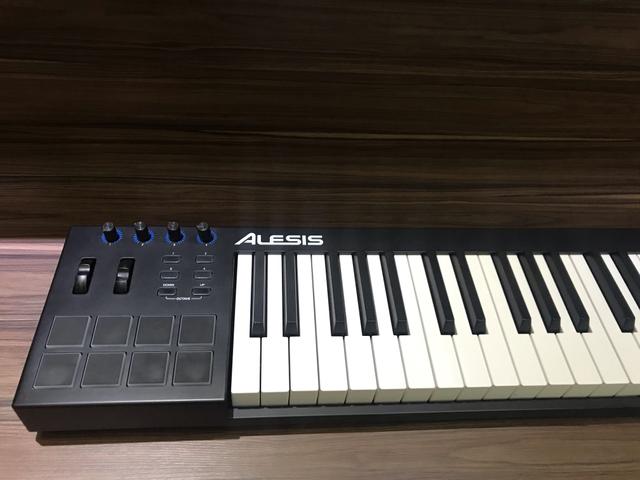 Alesis v61