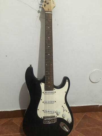 Guitarra Harmony Stratocaster