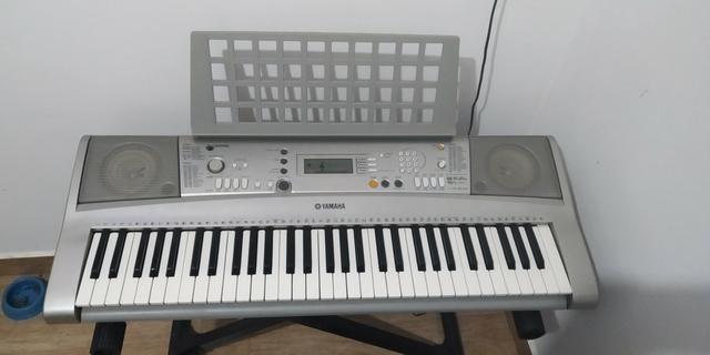 Teclado Yamaha PSR-E303 + suporte