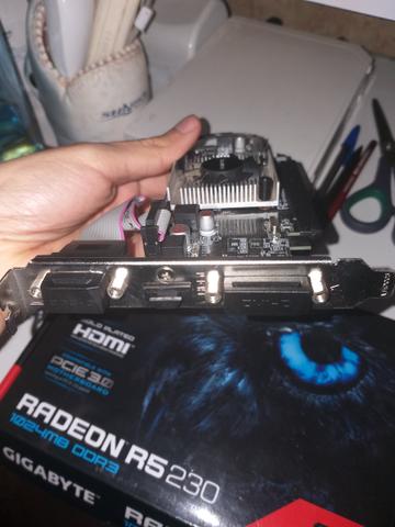 Placa de vídeo AMD Radeon R