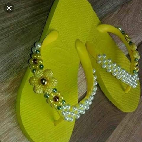 Linda sandálias havaianas personalizadas com pérolas