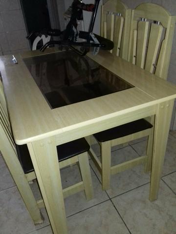 Mesa com 04 cadeiras no preço pra desculpar espaço