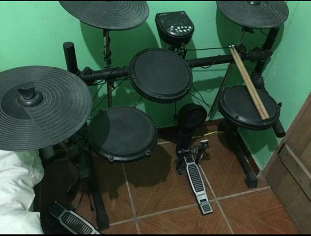 Bateria eletrônica alesis Dm6