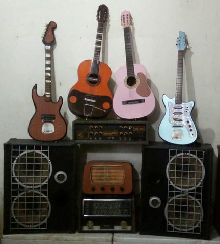 Guitarra, violão, caixas de som, microfone