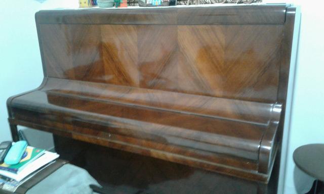 Piano com banqueta em bom estado