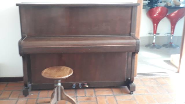Piano usado da marca Sandoli