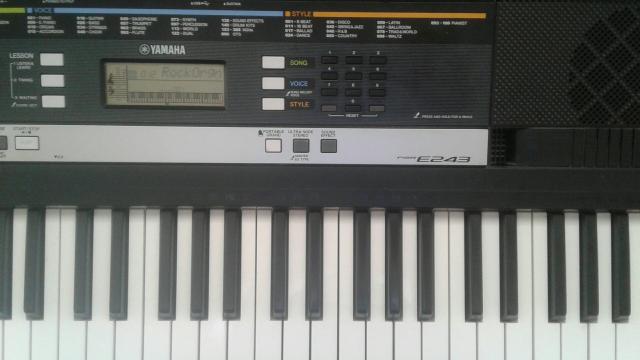 Teclado Yamaha PSR E243 Impecável !!!