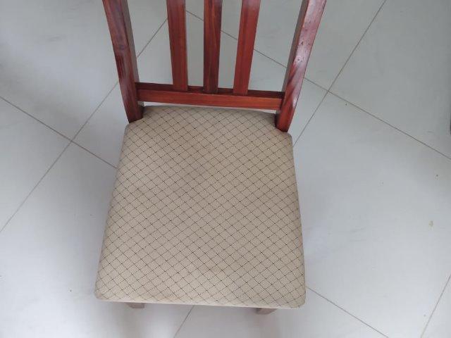 Cadeira de madeira usada