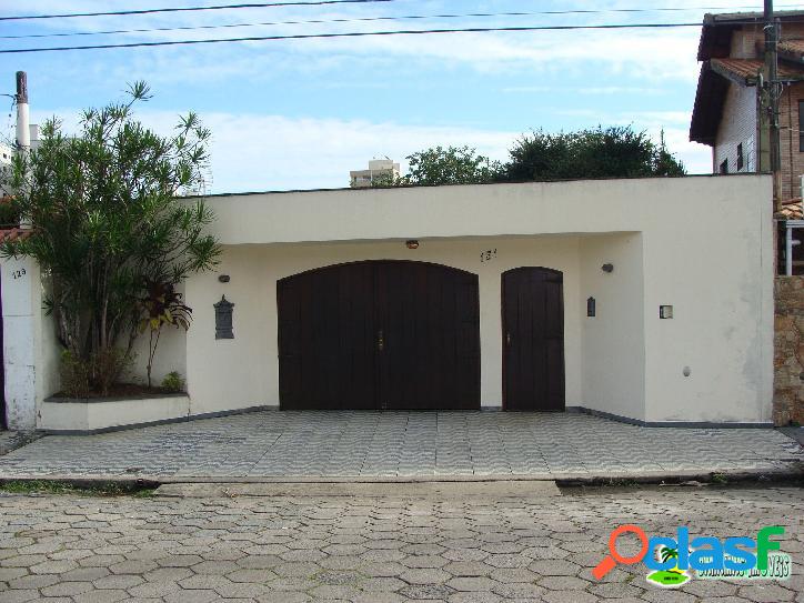 CASA LINDÍSSIMA - 03 DORM - COM CHURRASQUEIRA-AVIAÇÃO