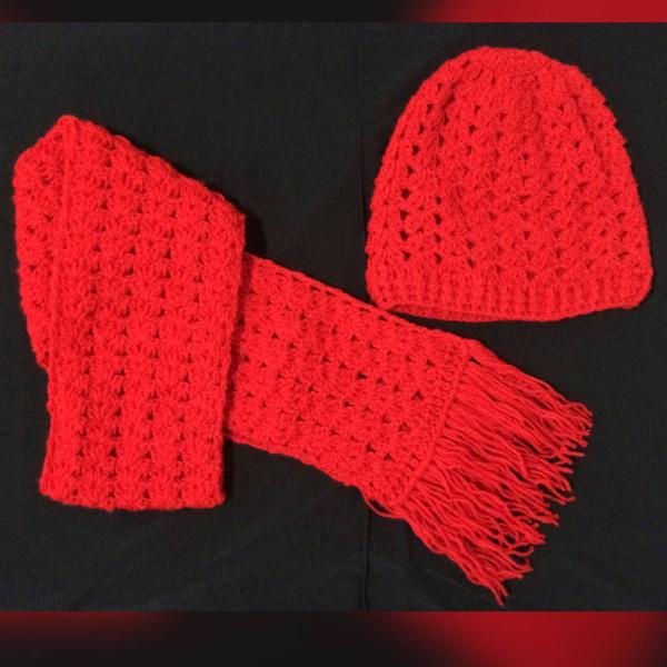 Touca e cachecol de lã em crochê vermelho