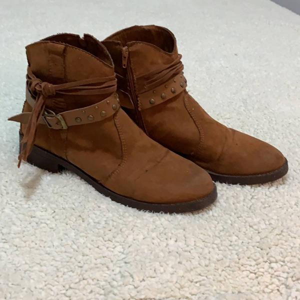 bota boho caramelo