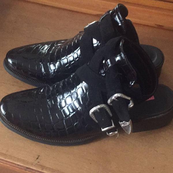bota chealsea furada