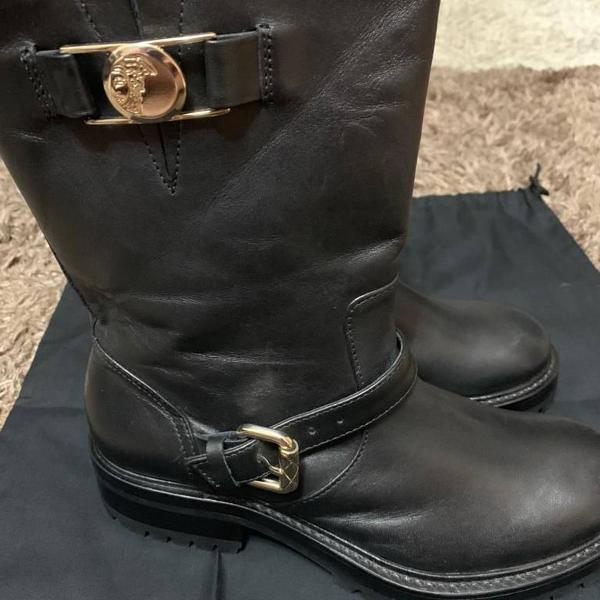 bota versace nova com etiqueta