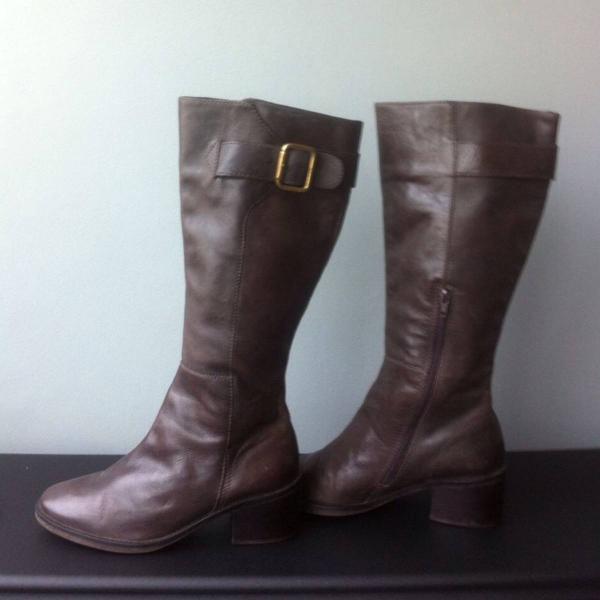 botas lindas na cor marrom