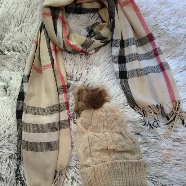 cachecol xadrez bege tipo burberry e gorro com pompom