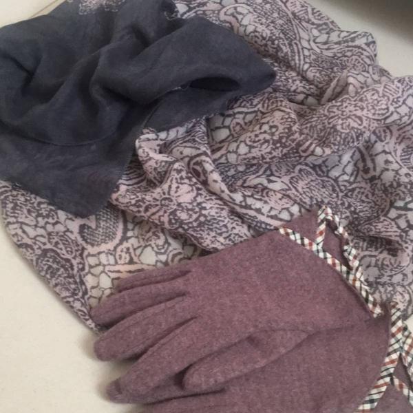 conjunto de lenço e luvas roxo