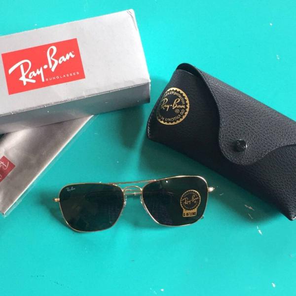 culos de sol rayban com dourado