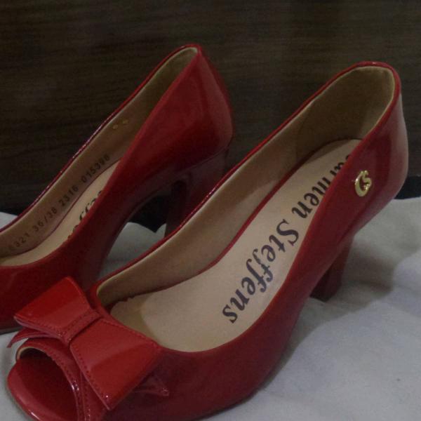 lindo sapato vermelho