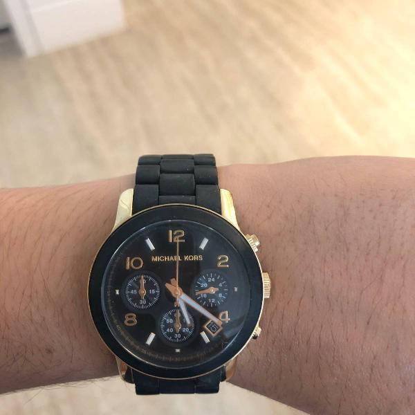 novíssimo relógio preto michael kors