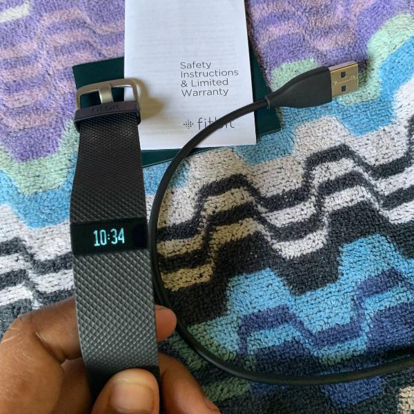 relogio fitbit charge hr monitor - cor preto - tam grande