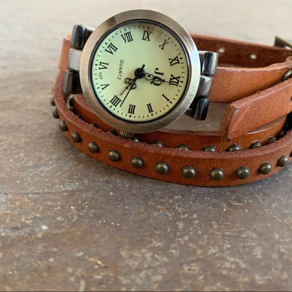 super charmoso relógio em pulseira de couro com várias