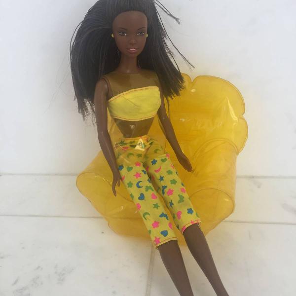 Barbie LINDA - Anos 90 - Com sofá inflável Amarelo