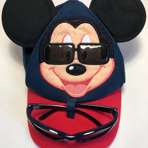 boné mickey e óculos de sol Disney