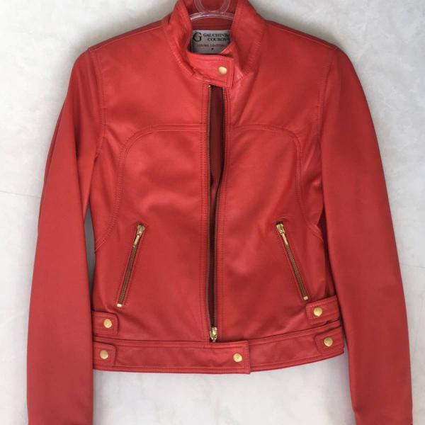 casaco de couro vermelho
