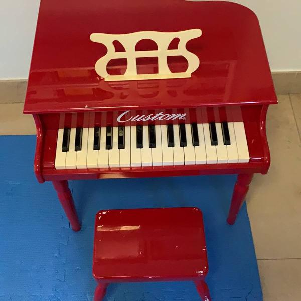 Piano Infantil em Madeira da Hering. Emite Som, porém n