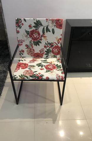 Cadeira de ferro com design moderno