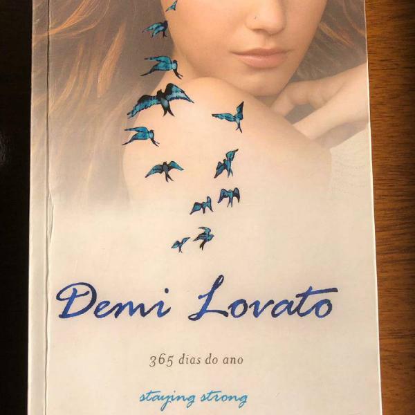 Livro da Demi Lovato Stay Strong