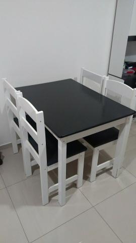 Mesa com 4 cadeiras (NÃO ENTREGO)