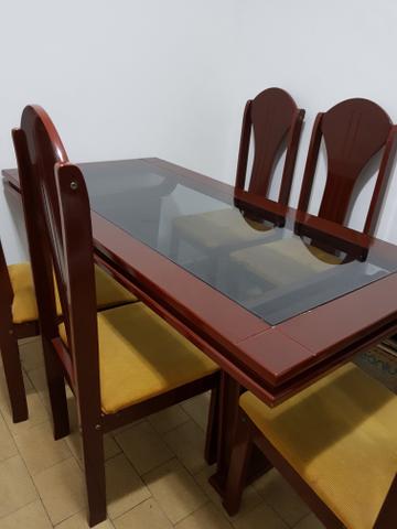 Mesa com 6 cadeiras de mogno