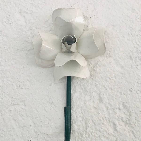 cabideiro flor branca