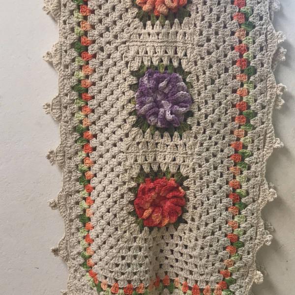 caminho de crochê florido