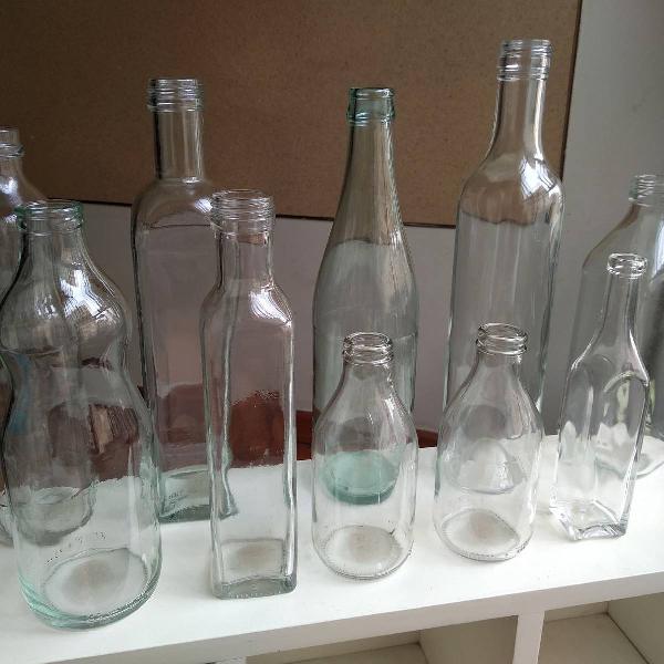 conjunto de garrafas de vidro