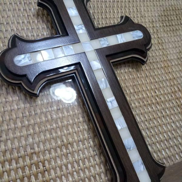 crucifixo de madeira e madrepérola